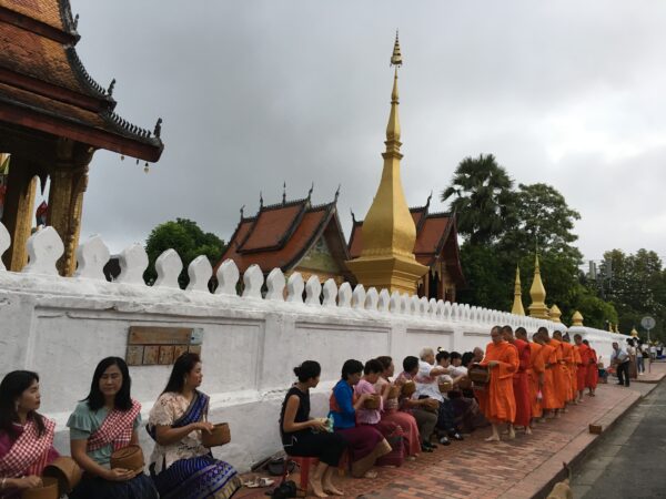 Luang-Prabang-ตักบาตร-เช้า